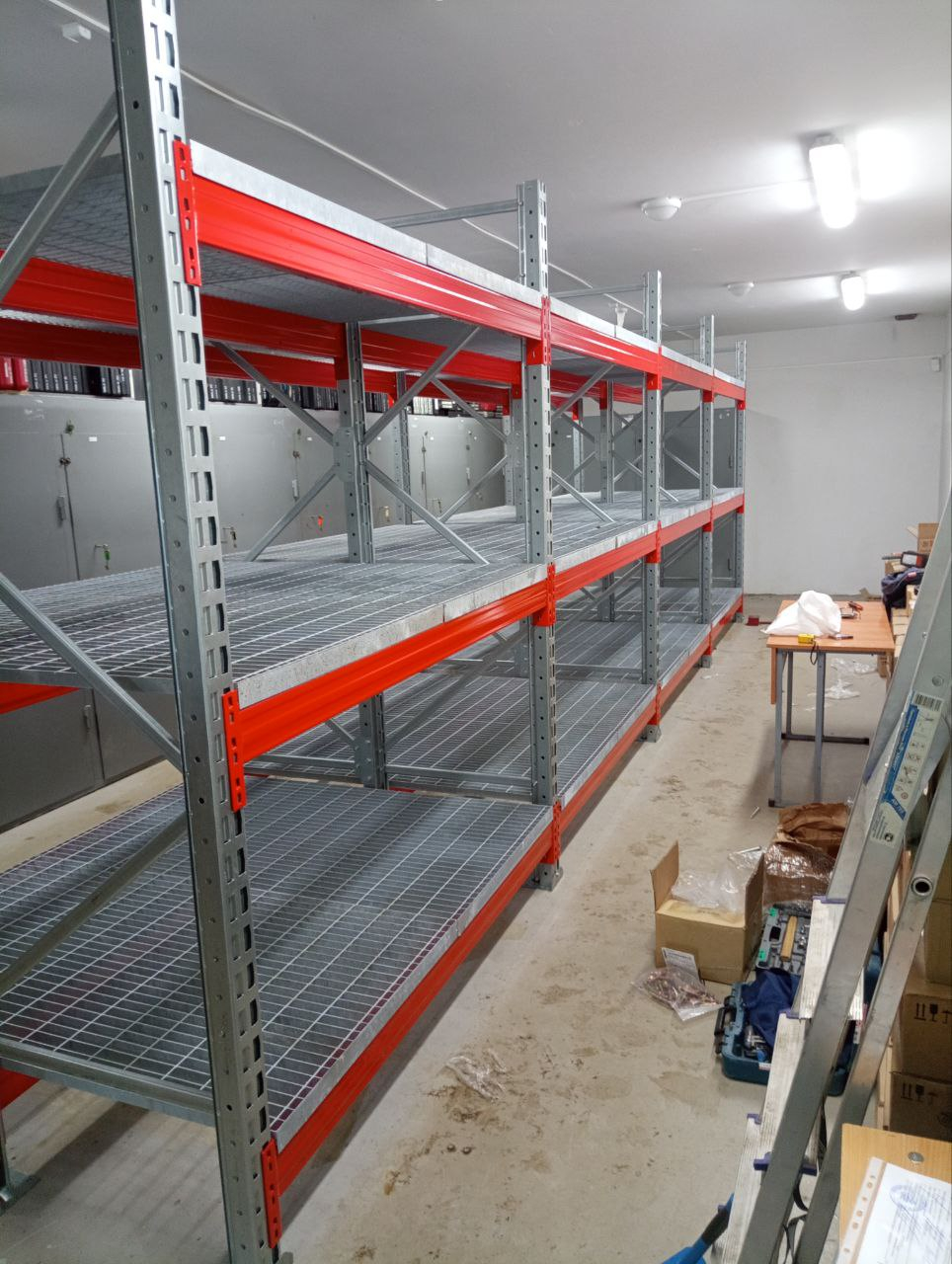 Смонтирован фронтальный стеллажный комплекс с полками